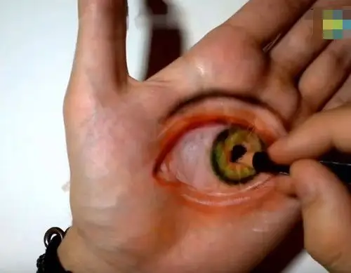 男子在手掌绘画3d眼睛试探母亲,测试后母亲瞬间心脏病犯了!