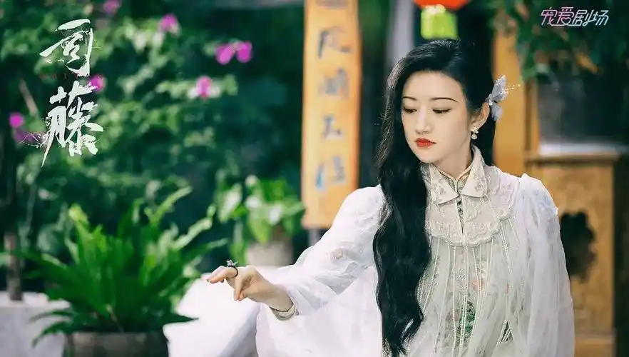 自2021年《司藤》播出后,景甜的事业达到了新高峰,她目前持有《待我