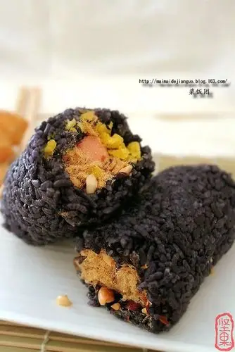 乌漆吗黑的小摊早点——【蒸乌饭/粢饭团】 - 坚果 - 坚果