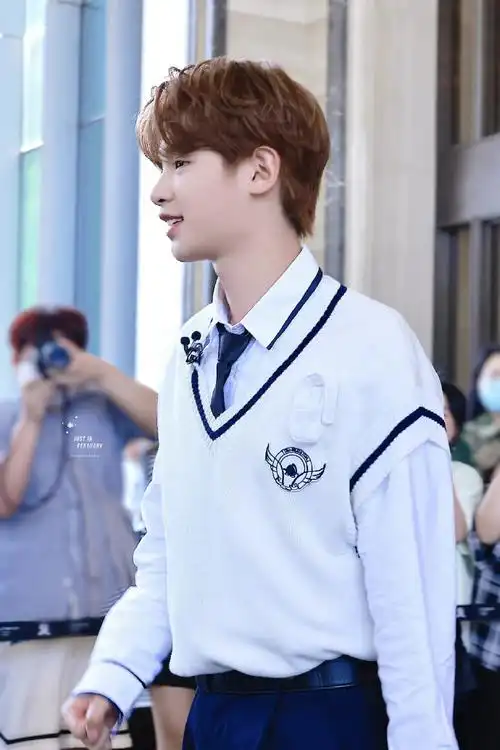 黄明昊密逃4学院风造型上班路透