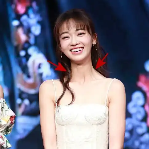 但是吴谨言肩过窄显头大,同时斜方肌发达,穿不对就变成溜肩,头显得