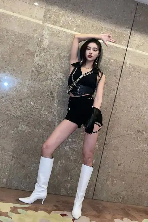 快来接收许佳琪的love shot!