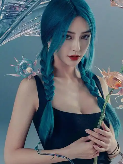 angelababy人鱼姬造型曝光一头蓝发造型又美又酷撕漫少女本人