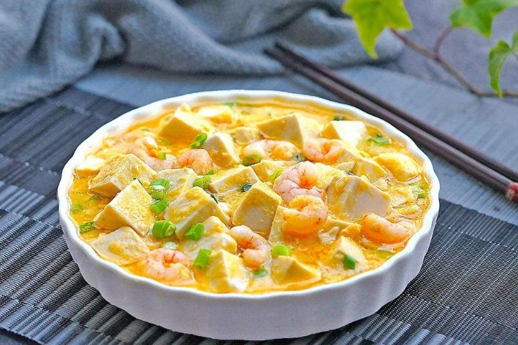 咸蛋黄不知道怎么吃?教你做咸蛋黄虾仁豆腐,咸蛋黄摇身变主角!