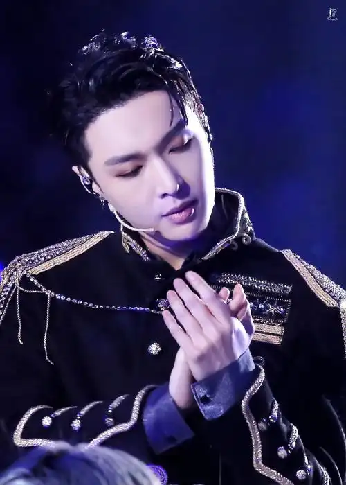 张艺兴央视跨年面纱舞台##和张艺兴点亮微博之夜##原创音乐制作人