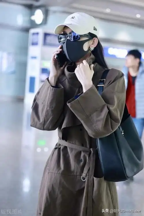 古力娜扎现身北京机场歪头杀俏皮可爱
