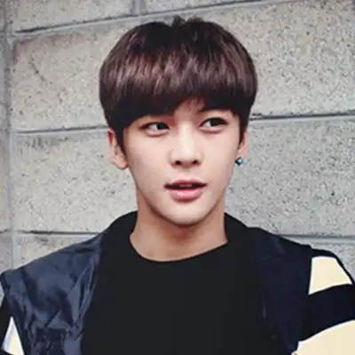 最流行的男生离子烫发型清爽时尚又显独特个性