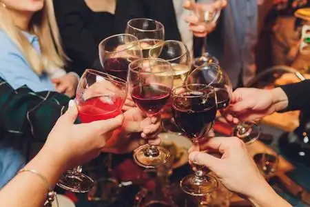 喝酒碰杯图片