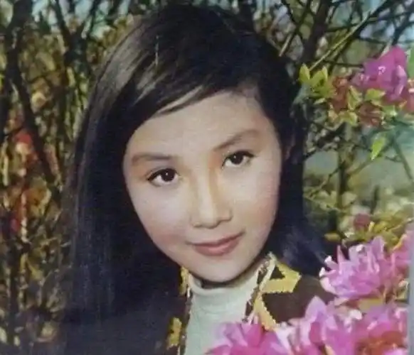 李琳琳与潘嘉德同庆生日,姜大卫恩爱献吻,长女嫁爱国