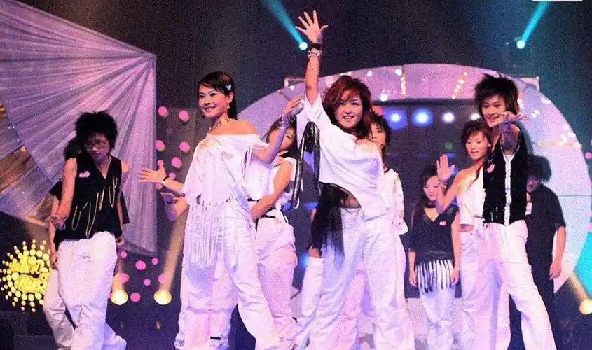 现在重听05年超女比赛的合唱,明明没啥歌唱技巧,.