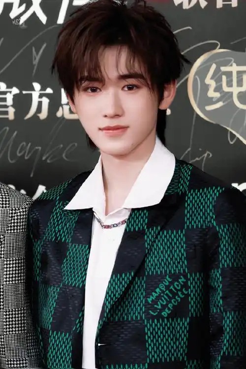 微博之夜红毯##与宋亚轩共赴微博之夜