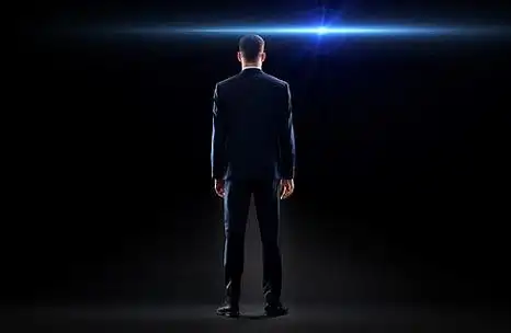 业务,技术和人的概念— —在西装的商人在从后面的黑背景与激光射线从
