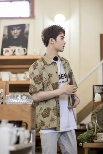 青春的花路朱正廷明信片更新明天中午12点看他们继续上路