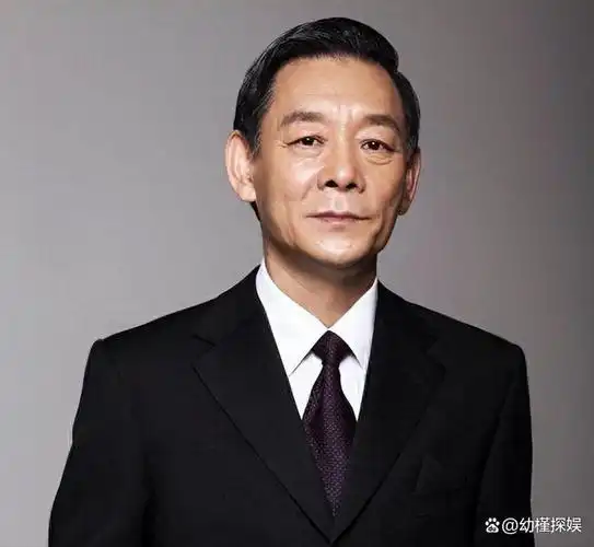 而且他常年在剧院中演出,台词功底很好,他也常常会帮助同剧组的演员去