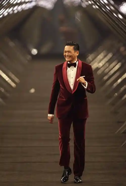 从"娱圈清流"到"人设崩塌",周润发就这样改写了自己的结局_网友_媒体