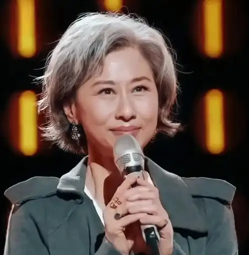 叶倩文现身婚礼,满头银发却很有活力,老艺术家气质太浓