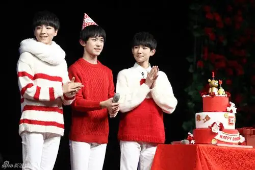 tfboys易烊千玺办生日会 获美女粉丝送花