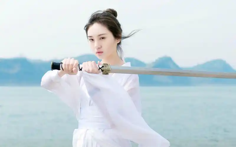 古风白衣美女素雅执剑写真电脑桌面壁纸图片下载