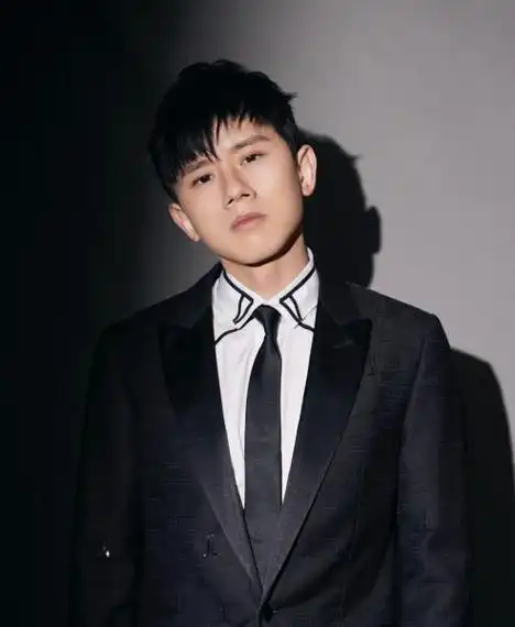 张杰,中国内地流行乐男歌手,他的音乐才华和独特的嗓音深受着广大听众