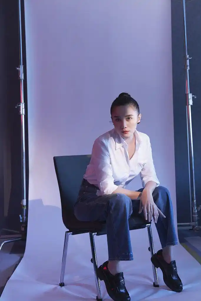 宋佳白衬衫写真优雅简约很有范 眼神有戏表现力十足