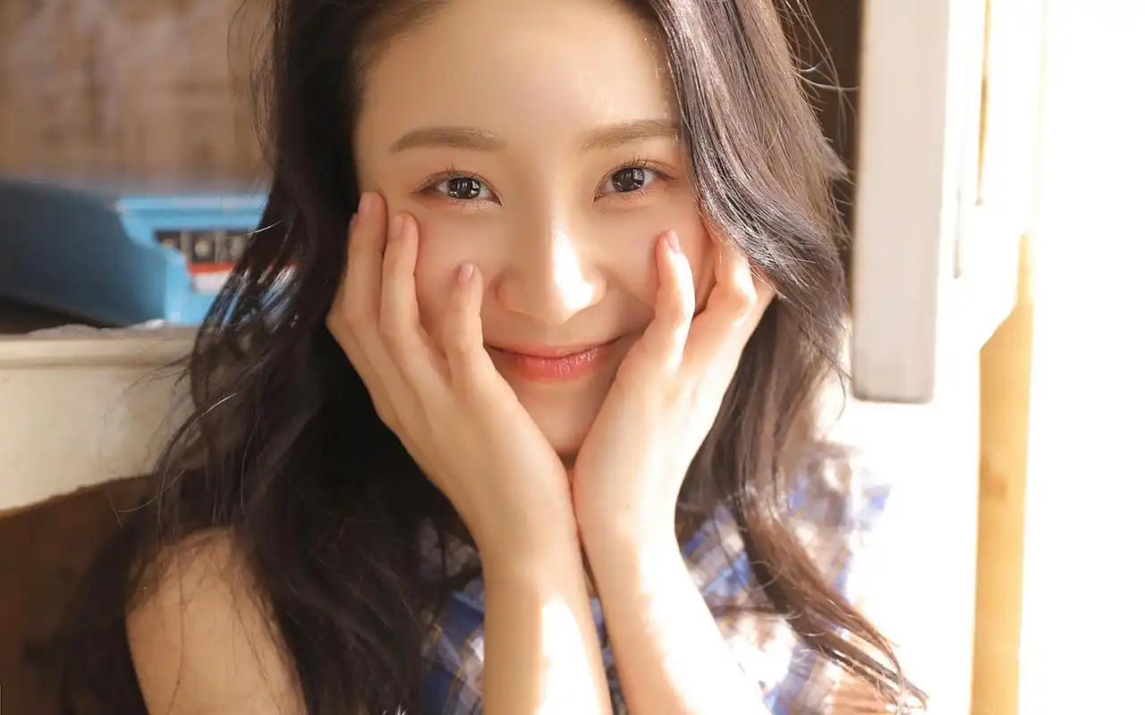 气质美女格子长裙诱人写真高清电脑壁纸