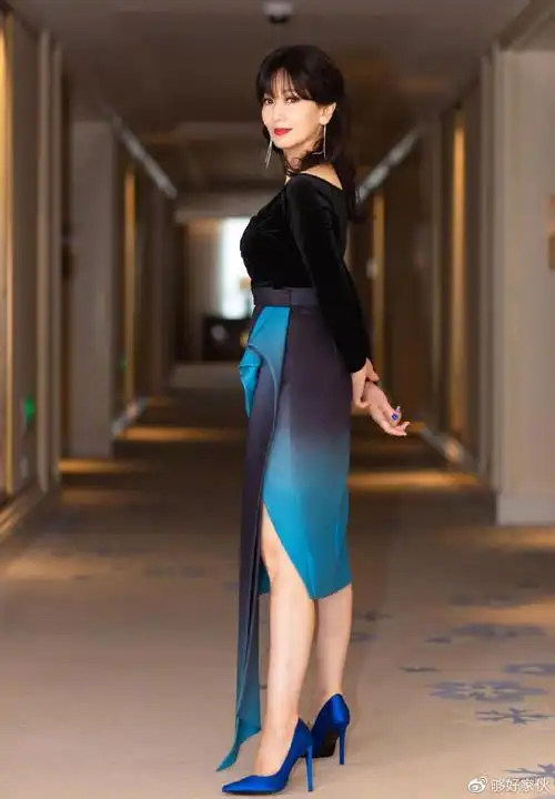 不老女神赵雅芝又出来炸街了白色道化服美回白素贞看不出67岁