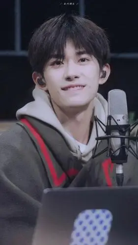 易烊千玺温暖笑容高清壁纸