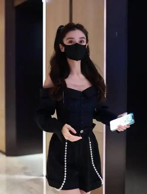 杨颖黑色抹胸裙路透照,依旧甜美迷人,这张脸真是越拉越好上头啊