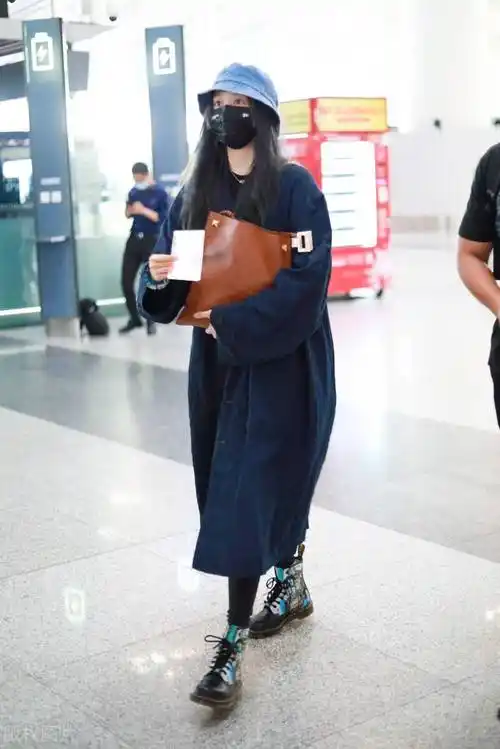 关晓彤穿藏蓝色风衣搭配彩色印花马丁靴,怀抱棕色皮包低调休闲_藏蓝色