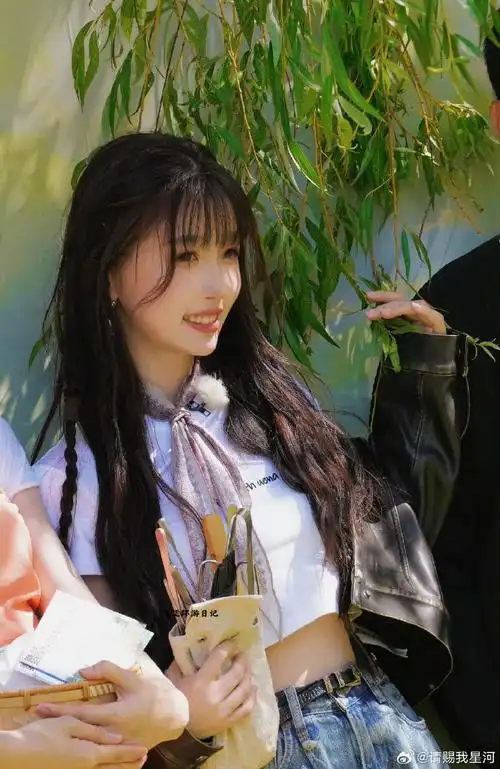 中餐厅##虞书欣卫枝##虞书欣凌妙妙##虞书欣#    "枫叶被风拂起又掉落