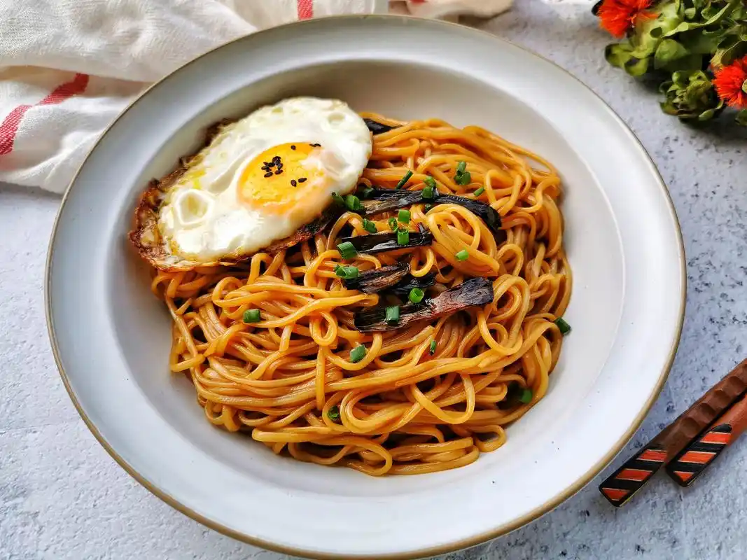 原创葱油拌面好吃有诀窍,学会这两招,面条劲道葱香浓郁,太好吃了