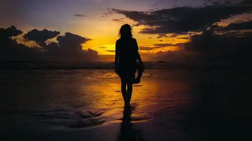 夕阳下孤独背影