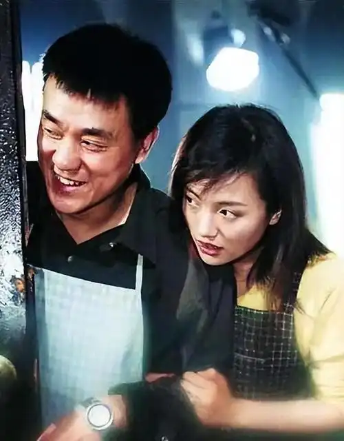 演员何冰为何结婚几十年0绯闻看看妻子是谁就知道了