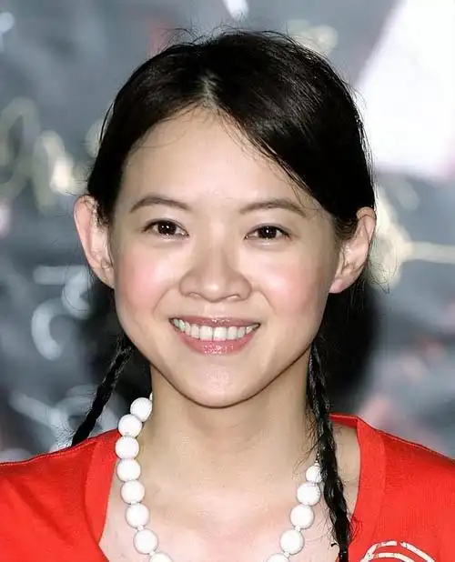 回顾曾志伟女儿曾宝仪近况曝光,至今未婚未育,在国外旅游过生日