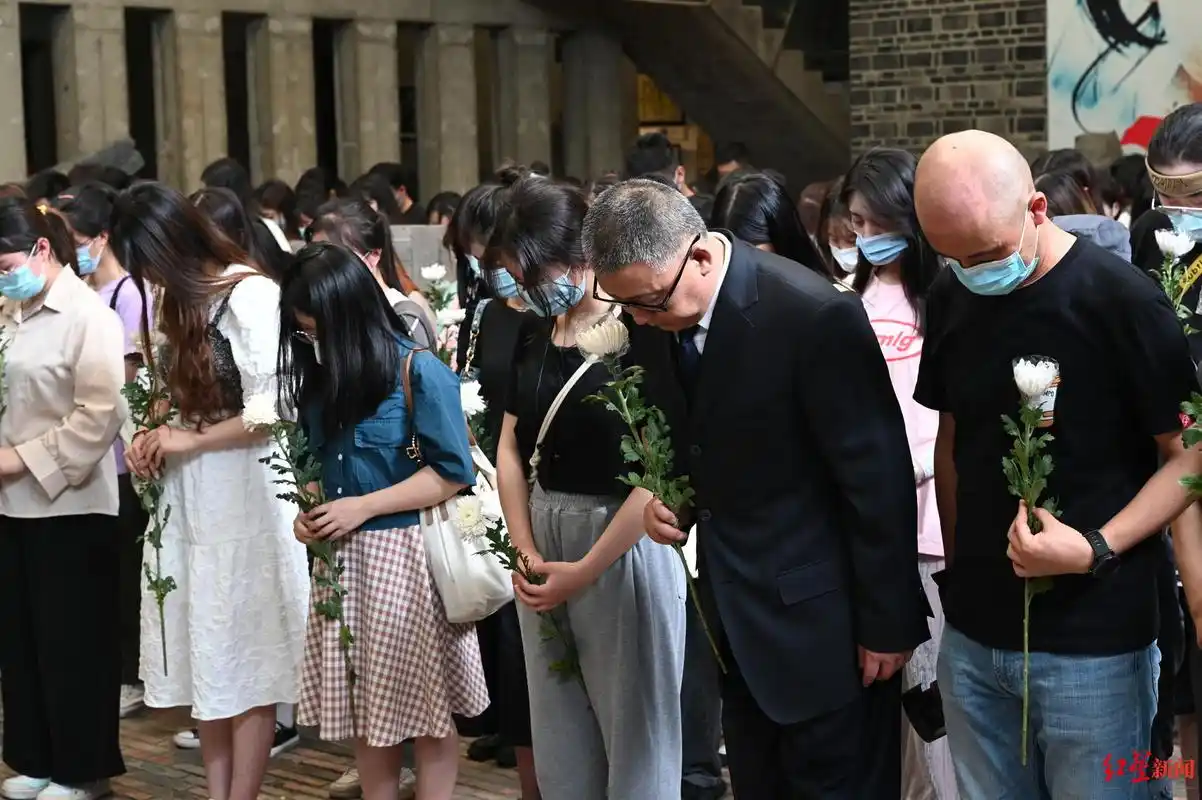 原主人带着猪坚强爱吃的食物来看它樊建川呼吁让它安静地走完最后的