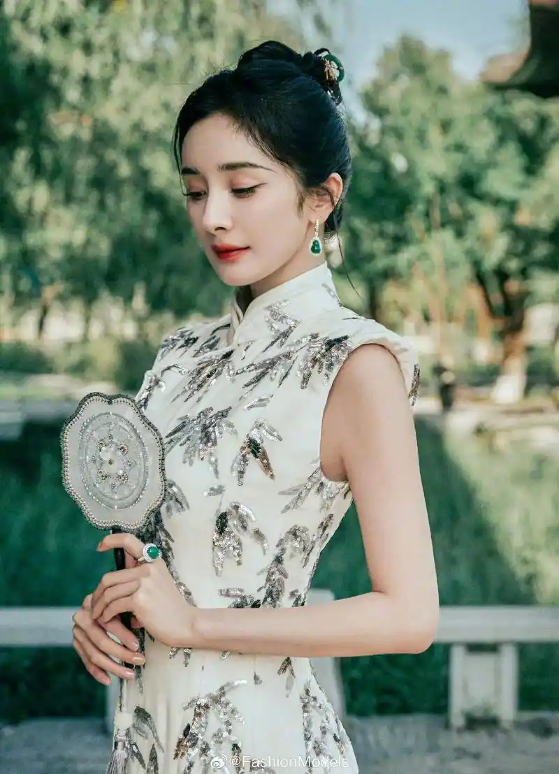 旗袍秀一秀女子好温柔 #国风古韵 #民国风旗袍 #天青色等 - 抖音