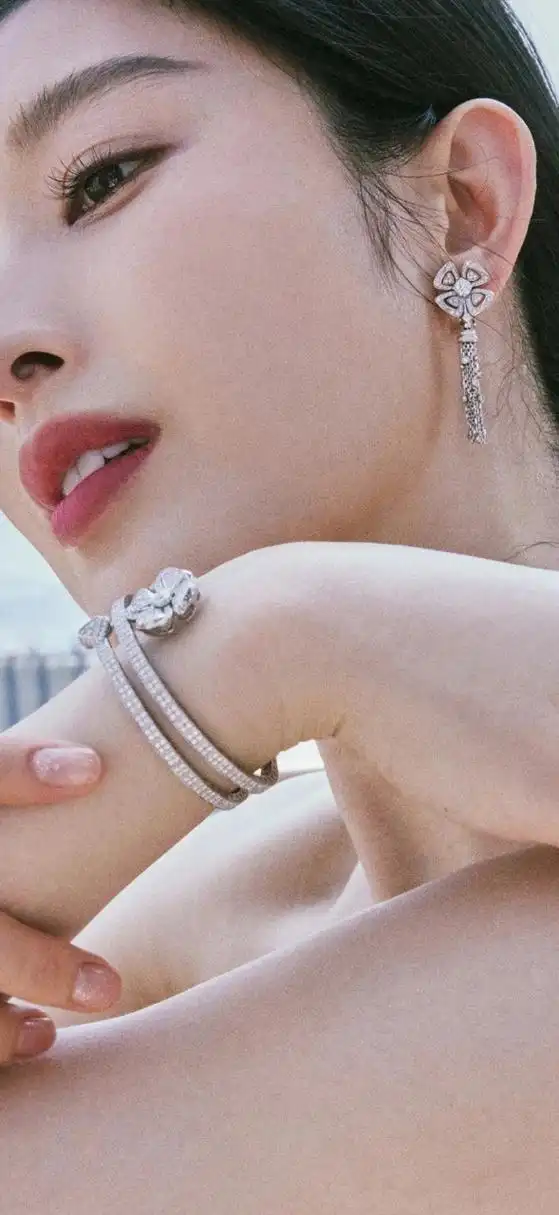 张俪初夏巴黎街拍壁纸图片.一袭渐变长裙,摇曳生姿,定格浪漫美好