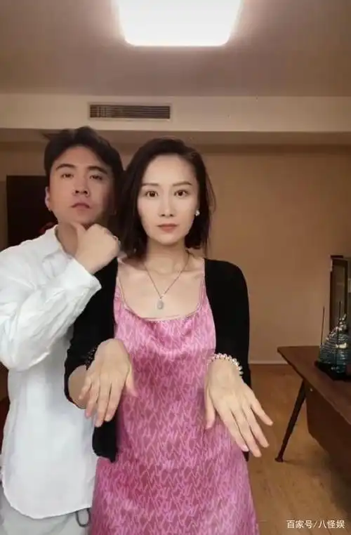 "慕容云朵"结婚11年,首晒圈外老公秀恩爱,俩人夫妻相十足