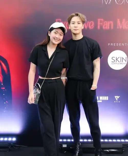 完全没想过跟王嘉尔合照见面会