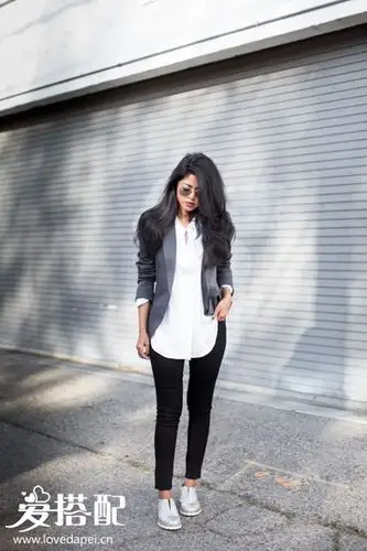 银色鞋子可以和一些中性色衣服搭配组合,比如黑色,白色,灰色,棕色以及