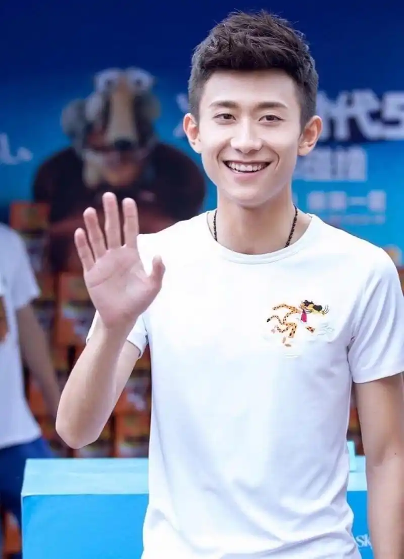 进来看寸头帅哥  张一山,这位备受观众青睐的年轻演艺才俊,早年凭借在