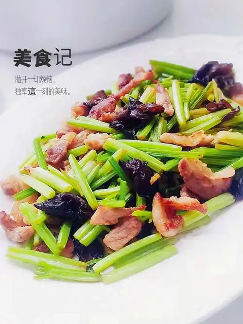 夏季家常菜养生家常小炒芹菜木耳