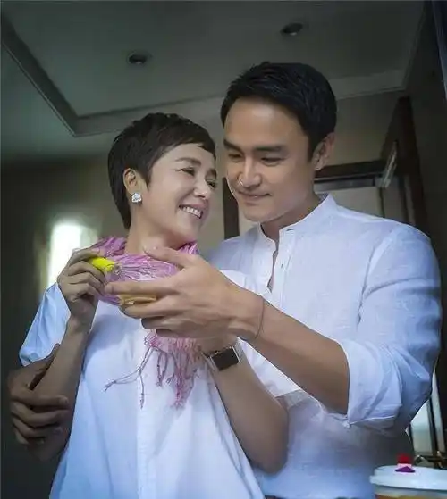 就这样,导演还故作眼瞎,为蒋雯丽安排了好几个小她十几岁的追求者,看