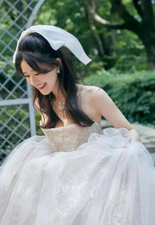 赵露思抹身材公主裙好美,头戴蝴蝶结甜度满分,妥妥的待嫁新娘_裙摆