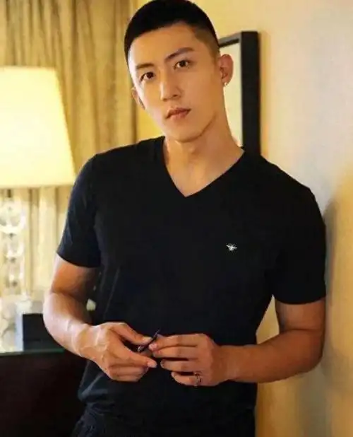 内娱男艺人寸头排名,邓为第3,檀健次第2,杨洋第4王安宇16