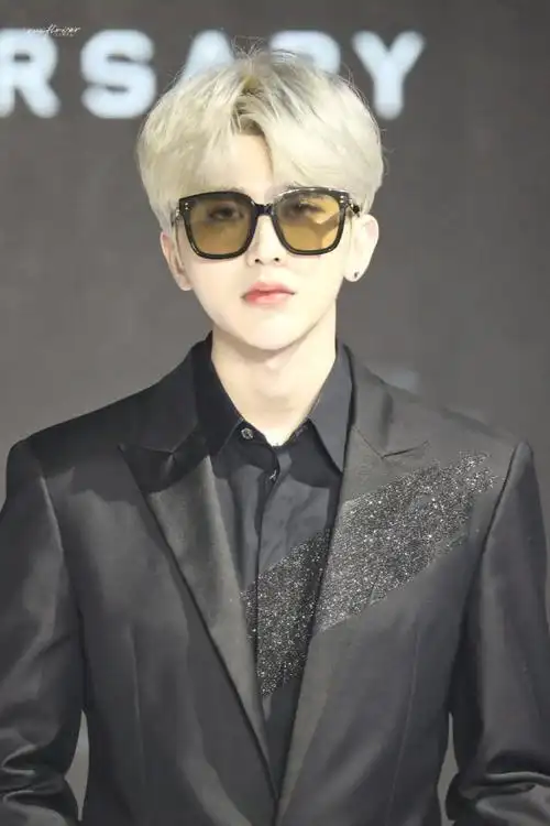 蔡徐坤壁纸蔡徐坤穿西装戴墨镜帅炸了ikun们的小心脏还好吗