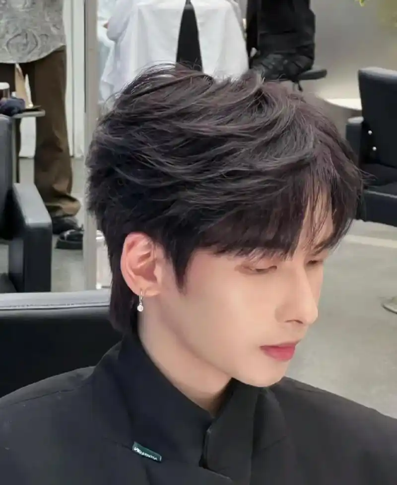 干净简约这个韩系微分发型帅到心巴里 了这个发型 - 抖音