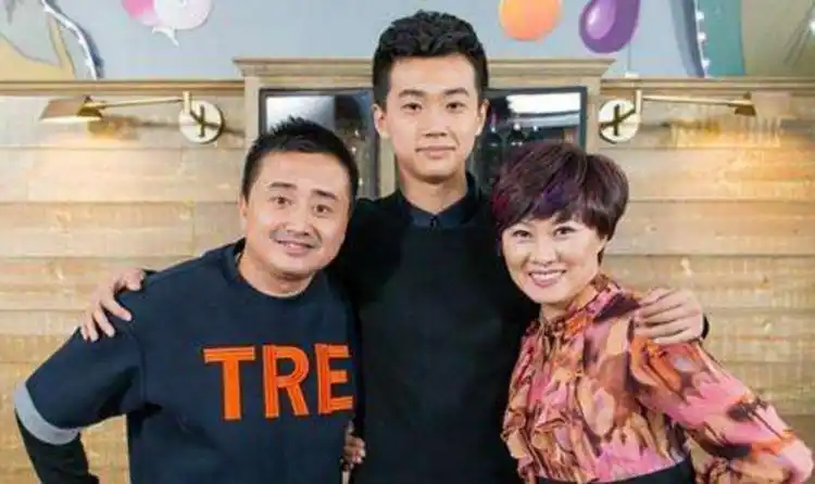 45岁赵海燕全家照,丈夫发福成胖子,儿子颜值高前途无