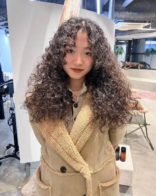 不论是参加派对,约会还是日常生活,这款发型都能够为你赢得更多的关注