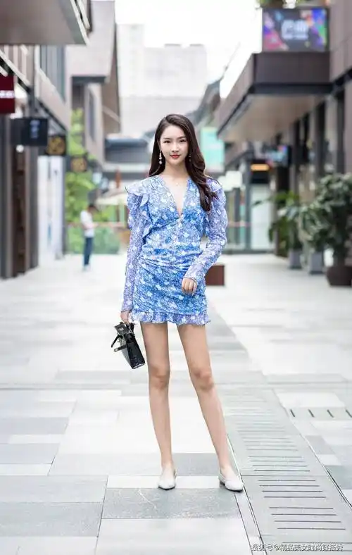 夏日,女性最爱的季节之一,这几款连衣裙,让你优雅又迷人